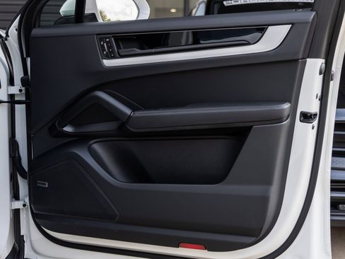 Used 2025 Porsche Cayenne Coupe image 40