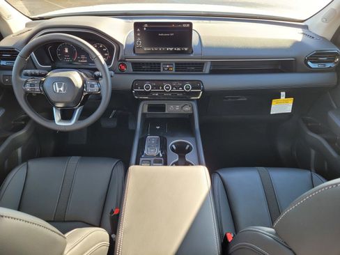 New 2025 Honda Pilot Touring image 9