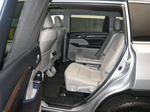 Used 2016 Toyota Highlander Limited w/ Driver Technology Package AWD/4WD image 33