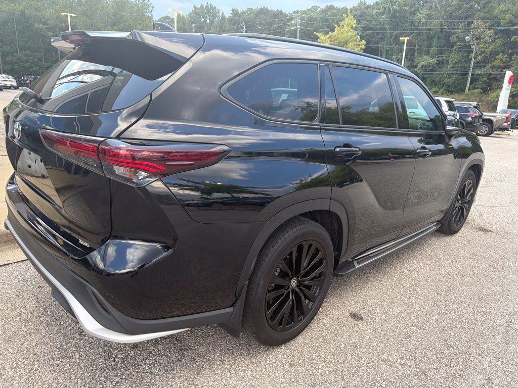 Used 2024 Toyota Highlander XSE FWD image 3