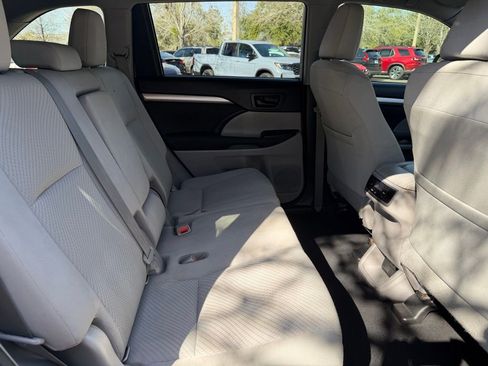 Used 2019 Toyota Highlander LE image 8