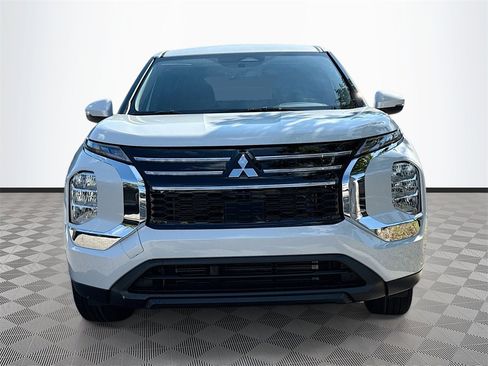 New 2025 Mitsubishi Outlander ES image 2