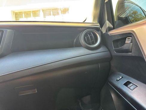 Used 2018 Toyota RAV4 LE FWD image 13