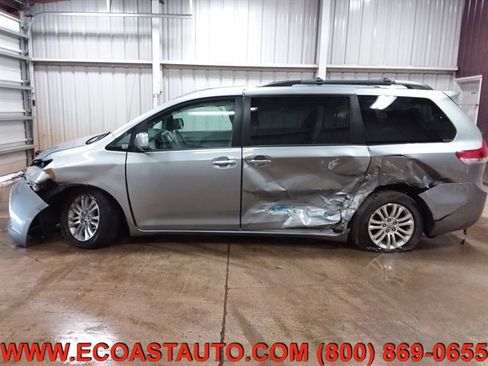 Used 2014 Toyota Sienna XLE image 1