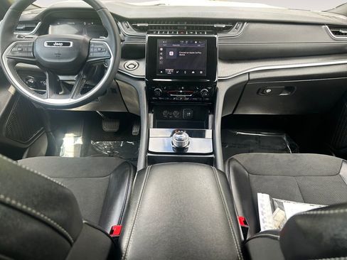 Used 2024 Jeep Grand Cherokee Altitude image 14