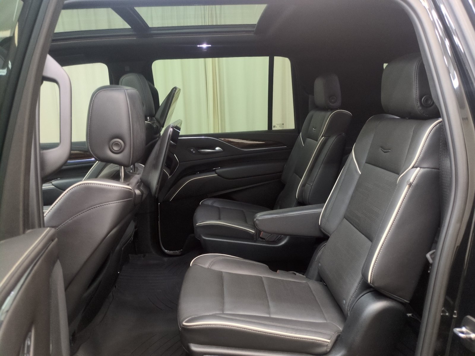 Used 2024 Cadillac Escalade ESV Premium Luxury w/ Performance Package AWD/4WD image 22