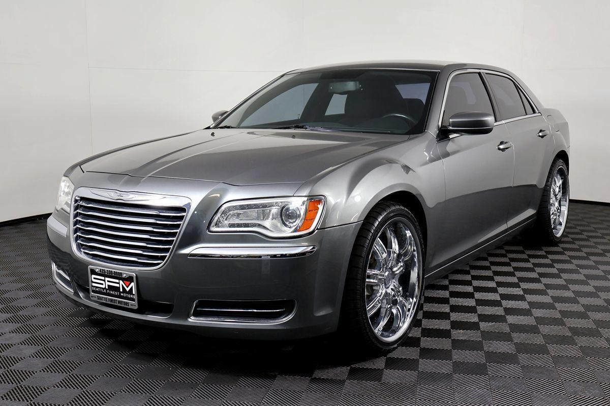 Used 2012 Chrysler 300 RWD image 3