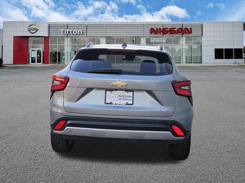Used 2025 Chevrolet Trax LT w/ LT Convenience Package FWD image 5