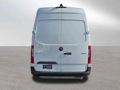 Used 2025 Mercedes-Benz Sprinter 2500 image 4