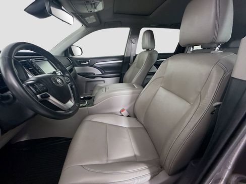 Used 2019 Toyota Highlander XLE image 13