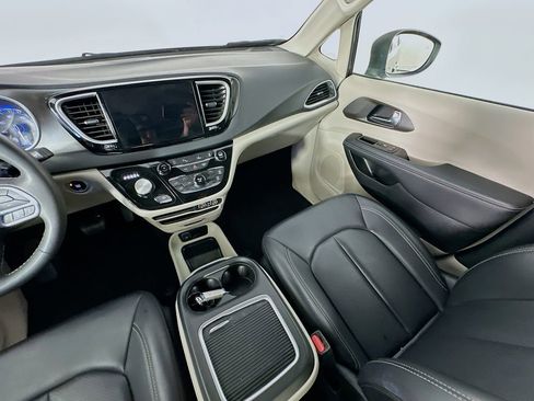 Used 2023 Chrysler Pacifica Touring-L FWD image 11