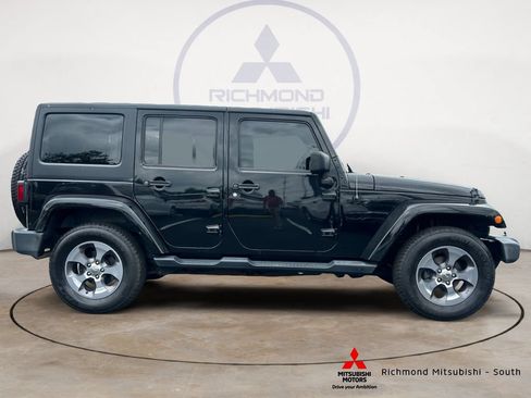 Used 2017 Jeep Wrangler Unlimited Sahara w/ Connectivity Group AWD/4WD image 2