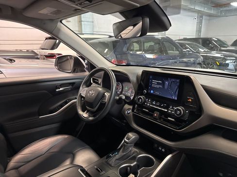 Used 2023 Toyota Highlander XLE FWD image 27