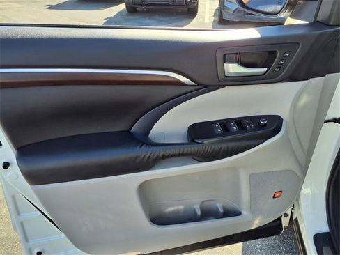 Used 2016 Toyota Highlander Limited image 10