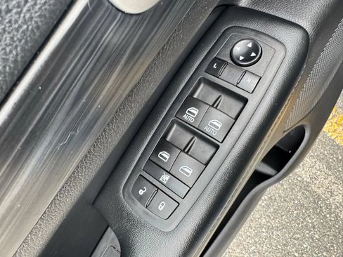 Used 2019 Jeep Grand Cherokee Laredo AWD/4WD image 18