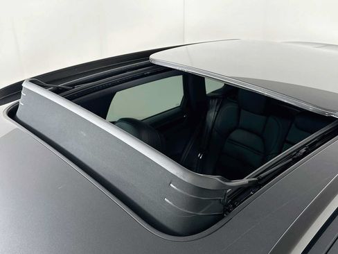 Certified 2026 Porsche Macan AWD/4WD image 22