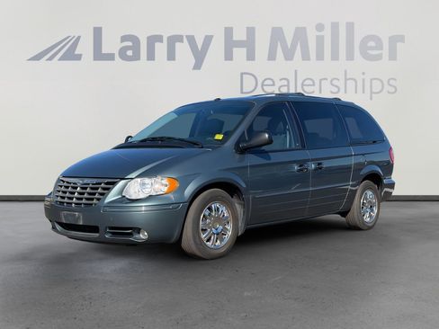 Used 2006 Chrysler Town & Country Limited image 1