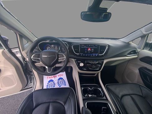Used 2024 Chrysler Pacifica Limited image 21
