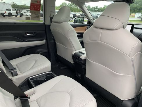 New 2024 Toyota Grand Highlander Limited image 31