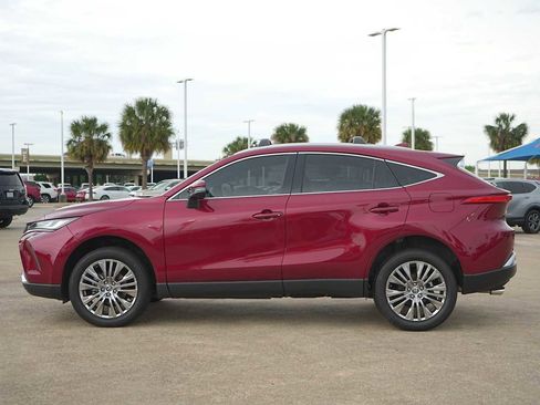 Used 2024 Toyota Venza XLE AWD/4WD image 3