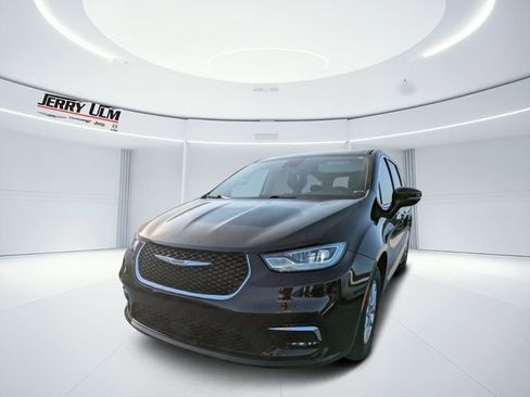 Used 2024 Chrysler Pacifica Touring-L image 6