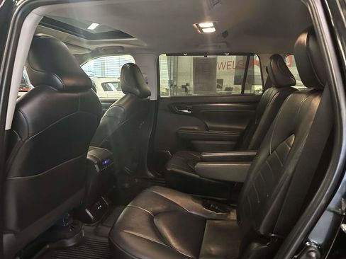 Used 2024 Toyota Highlander XLE AWD/4WD image 9