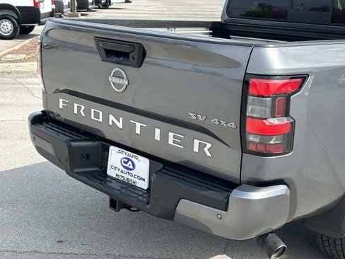 Used 2022 Nissan Frontier SV w/ SV Premium Package image 12