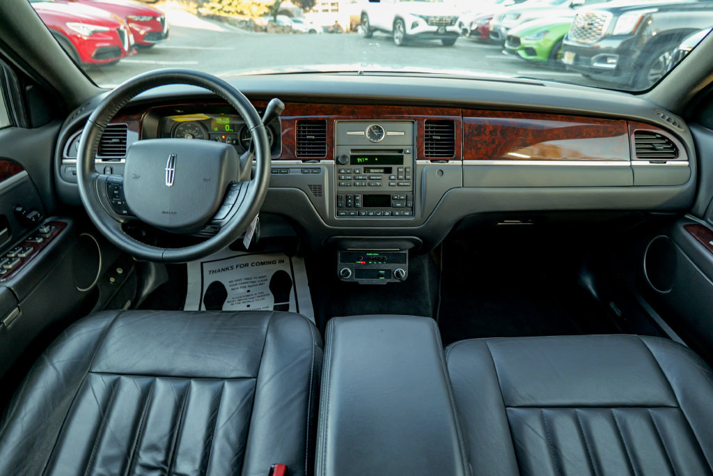 Used 2008 Lincoln Town Car Executive RWD image 46