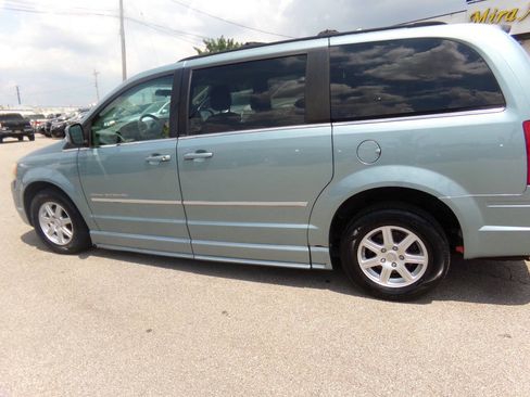 Used 2010 Chrysler Town & Country Touring FWD image 54