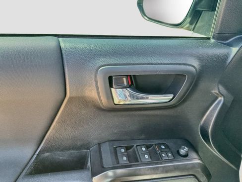Used 2020 Toyota Tacoma TRD Off-Road w/ Technology Package AWD/4WD image 9