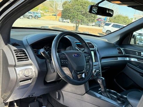 Used 2018 Ford Explorer Limited image 16
