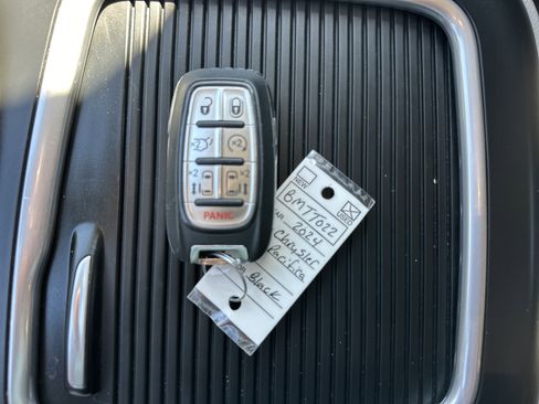 Used 2024 Chrysler Pacifica Touring-L FWD image 36