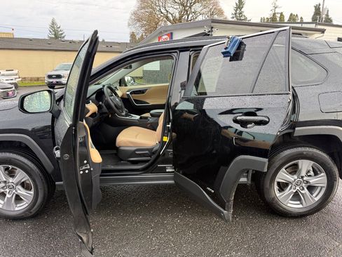 Used 2022 Toyota RAV4 LE image 21