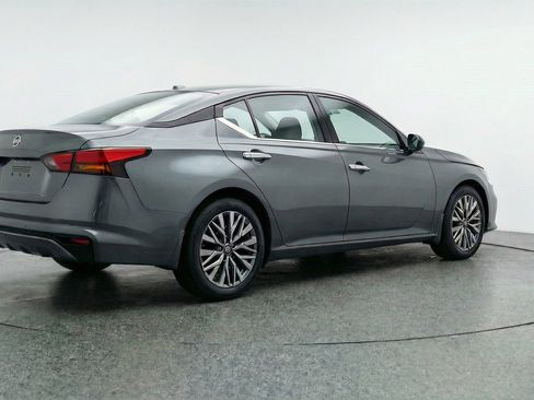 Used 2025 Nissan Altima 2.5 SV image 9