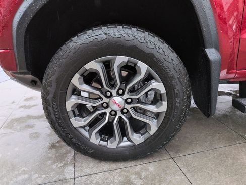 Used 2024 GMC Canyon Denali image 13