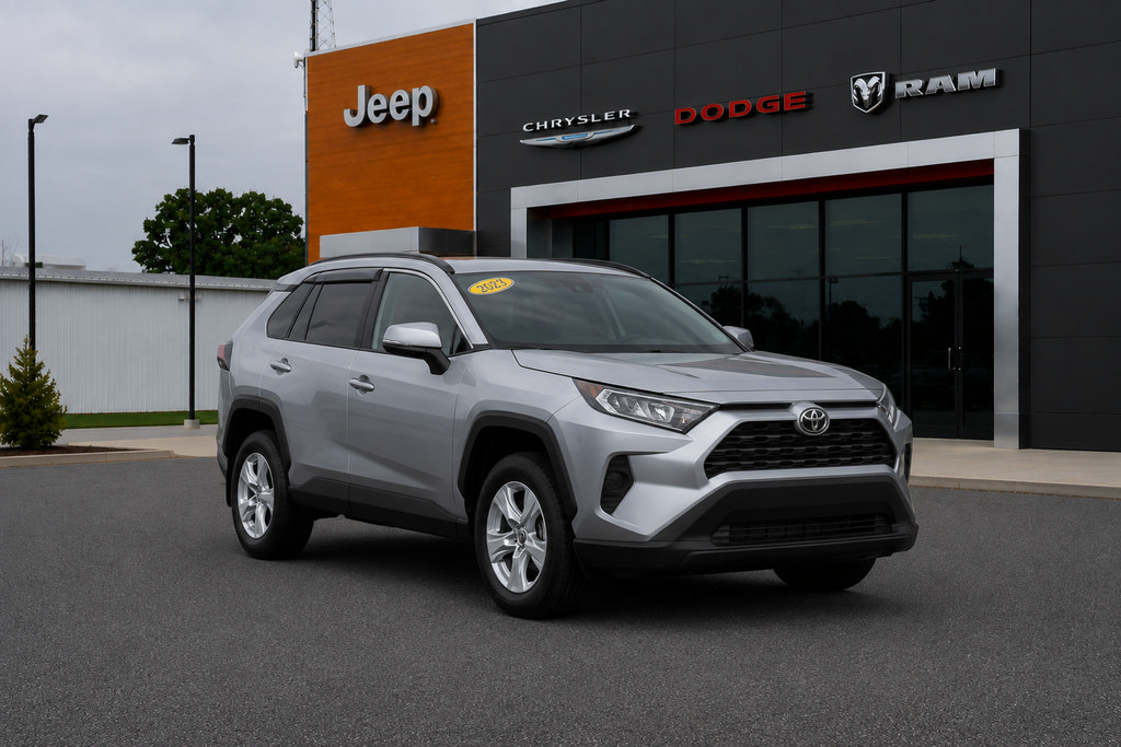 Used 2021 Toyota RAV4 XLE w/ Convenience Package FWD image 1
