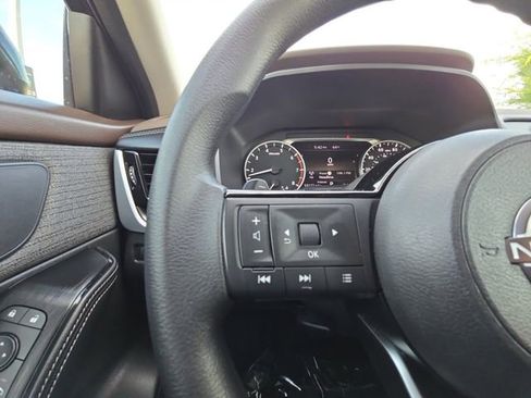Used 2022 Nissan Rogue SV FWD image 11