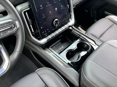 Used 2025 GMC Yukon Elevation RWD image 17