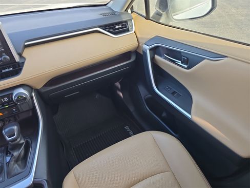 Used 2019 Toyota RAV4 Limited image 12