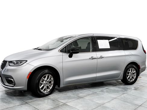 Used 2024 Chrysler Pacifica Touring-L FWD image 4
