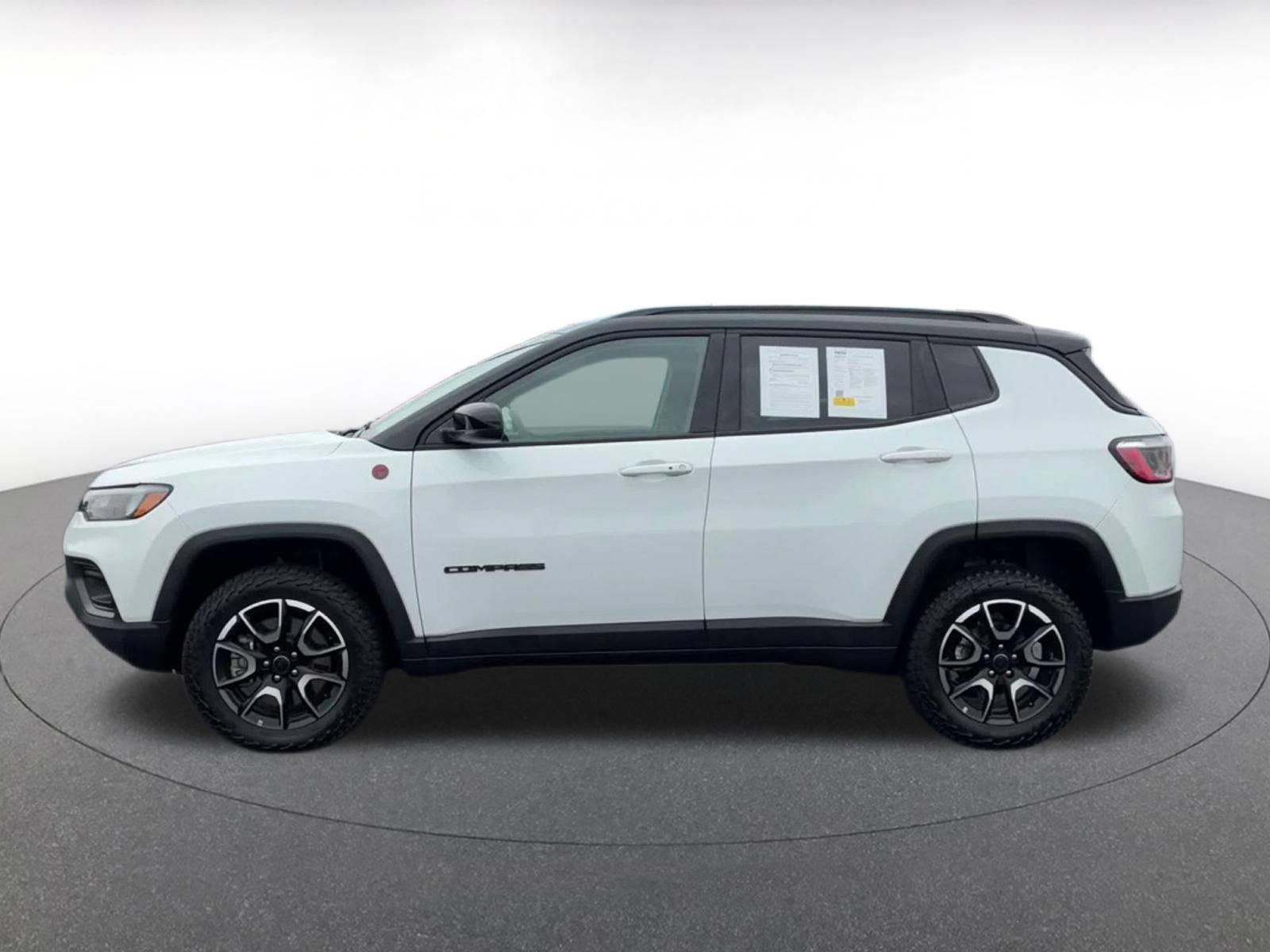 Used 2025 Jeep Compass Trailhawk AWD/4WD image 8