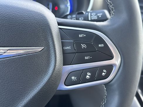 Used 2023 Chrysler Pacifica Touring-L FWD image 17