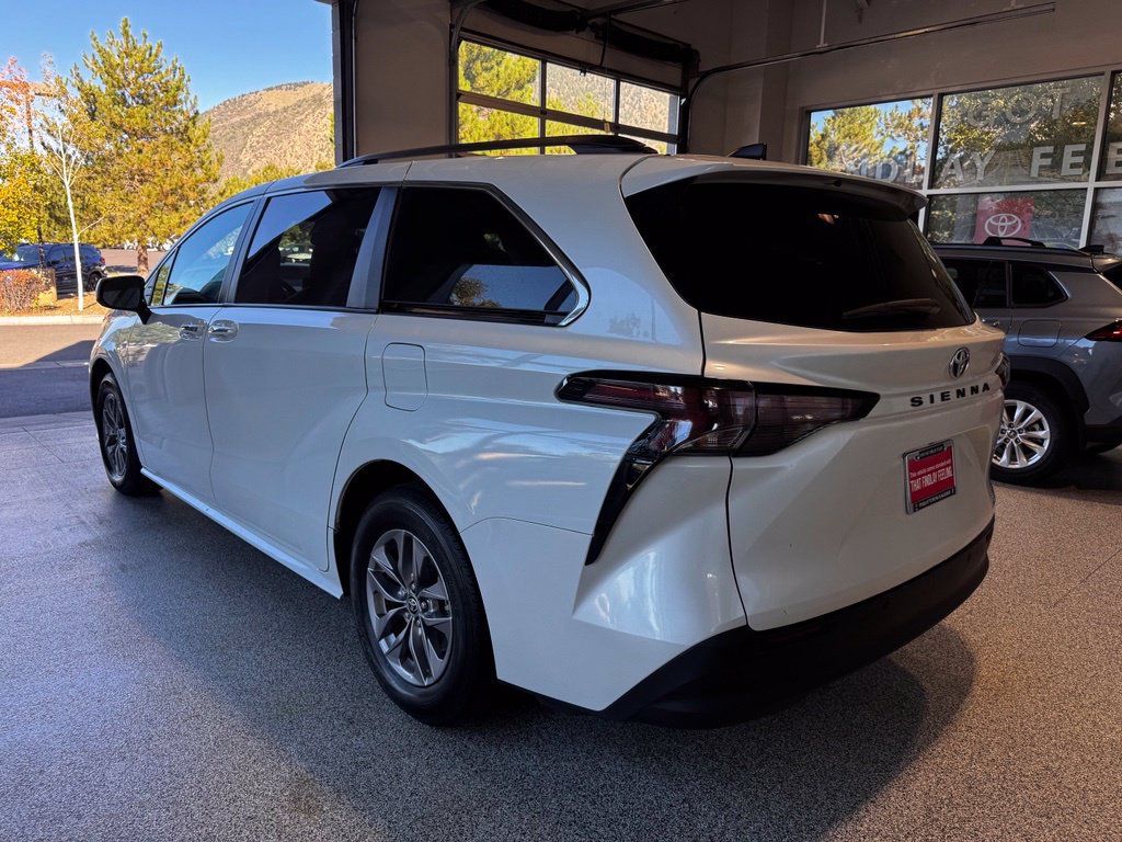 Certified 2024 Toyota Sienna XLE FWD image 5