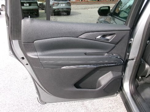 Used 2025 Chevrolet Traverse LT image 16