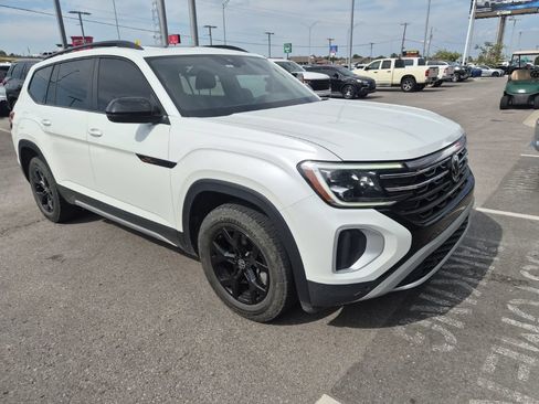 Used 2024 Volkswagen Atlas Peak Edition SEL AWD/4WD image 3