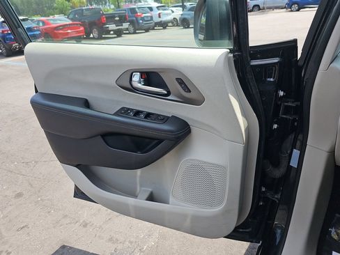 Used 2023 Chrysler Pacifica Touring-L FWD image 32