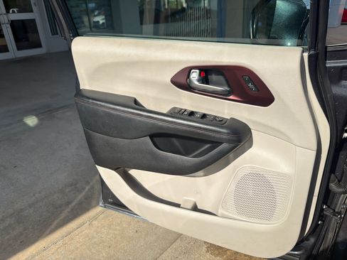 Used 2020 Chrysler Pacifica Limited FWD image 22