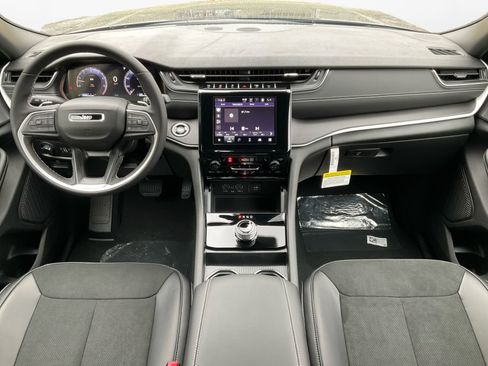 New 2025 Jeep Grand Cherokee Altitude image 10