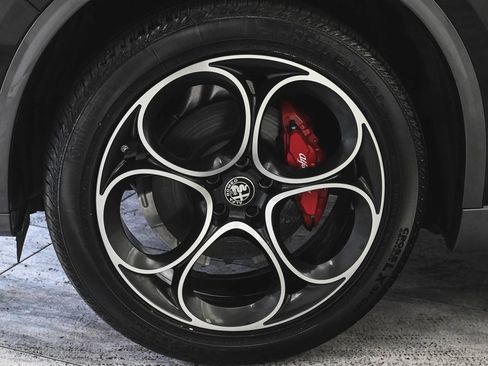 Used 2024 Alfa Romeo Stelvio Ti image 7