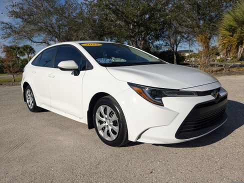 Used 2025 Toyota Corolla LE image 2